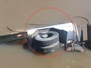 Truk BBM Terjun ke Sungai di Pinrang, 2 Orang Terluka