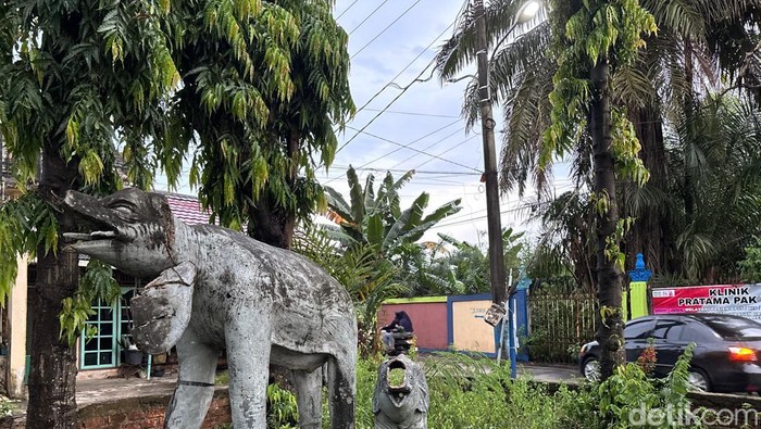 Tugu Gajah di depan Kelurahan Lebong Gajah Palembang