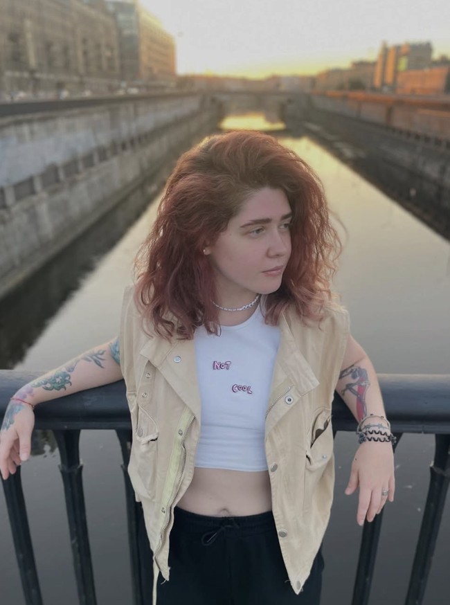 Setibanya di Bangkok, Vera percaya ia akan menjalani wawancara kerja untuk proyek modeling. Namun, sesampainya di sana, ia diculik oleh sindikat yang kemudian menyita paspor dan ponselnya. Para korban seperti Vera biasanya diancam akan dijual organnya atau dipaksa menjadi pekerja seks jika menolak menipu korban daring. Foto: dok. Instagram @vera_kravth