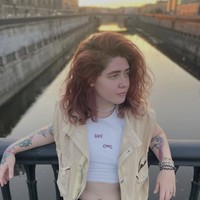 Setibanya di Bangkok, Vera percaya ia akan menjalani wawancara kerja untuk proyek modeling. Namun, sesampainya di sana, ia diculik oleh sindikat yang kemudian menyita paspor dan ponselnya. Para korban seperti Vera biasanya diancam akan dijual organnya atau dipaksa menjadi pekerja seks jika menolak menipu korban daring. Foto: dok. Instagram @vera_kravth