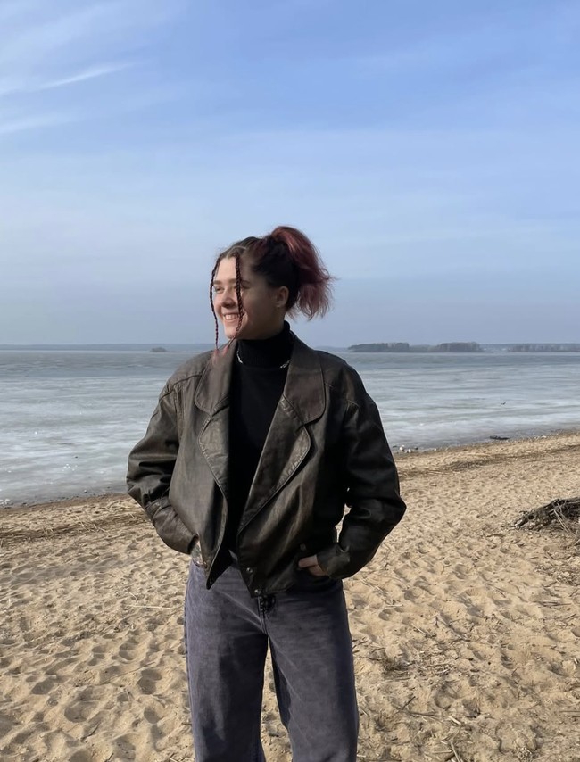 Kasus ini menyoroti keberadaan kamp perbudakan digital”di wilayah perbatasan Myanmar yang dikelola oleh gabungan milisi dan geng kriminal, terutama dari Tiongkok. Diperkirakan lebih dari 100.000 orang disandera di tempat-tempat seperti ini, di mana mereka disiksa, dipaksa menipu orang lain, atau dijual untuk organ tubuhnya. Foto: dok. Instagram @vera_kravth