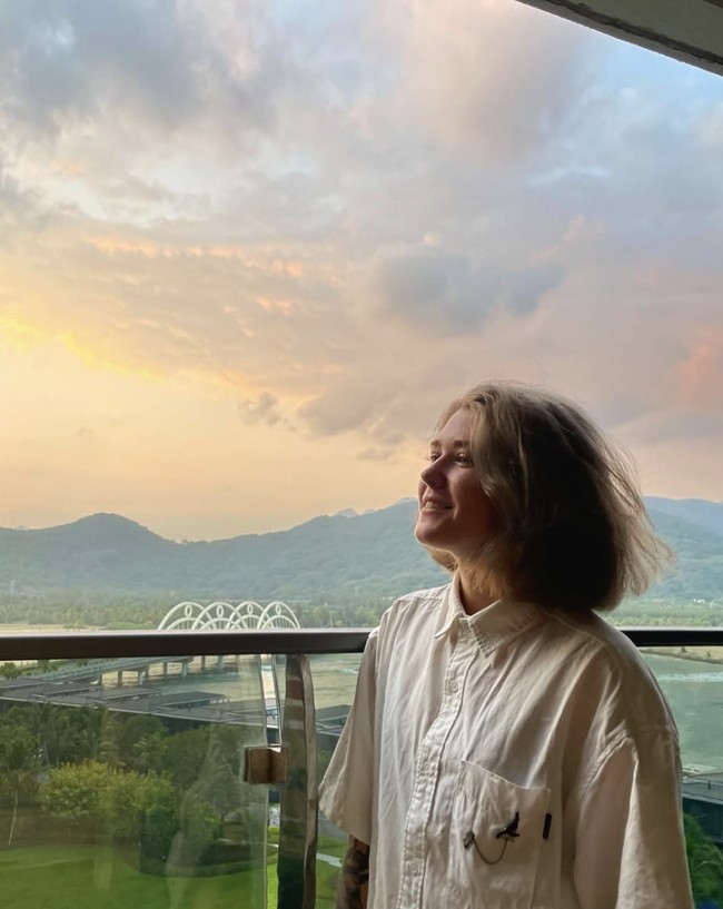 Vera diketahui memiliki gelar sarjana dan sempat tinggal di St. Petersburg, Rusia, setelah pindah dari Minsk, ibu kota Belarus. Ia pernah bepergian ke Vietnam, Tiongkok, dan Indonesia, sebelum akhirnya hilang setelah tiba di Bangkok pada pertengahan September. Foto: dok. Instagram @vera_kravth