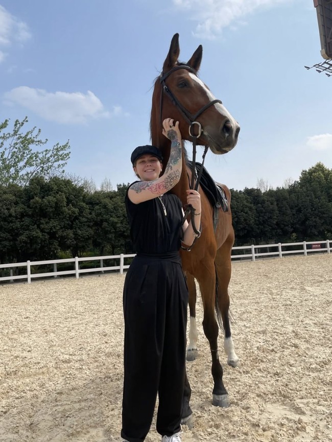 Media Rusia Shot memberikan informasi bahwa Vera berhenti memberikan kabar pada awal Oktober. Tak lama kemudian, orang tak dikenal menghubungi keluarganya dan mengatakan ia telah dijual untuk diambil organnya dan tubuhnya telah dikremasi. Foto: dok. Instagram @vera_kravth