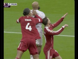Ini angle lain dari serudukan Van Dijk kepada Mbeumo yang ikut bikin kepala Mac Allister kena sikut, sampai akhirnya harus pakai helm. Foto: dok. Internet/X (Twitter)