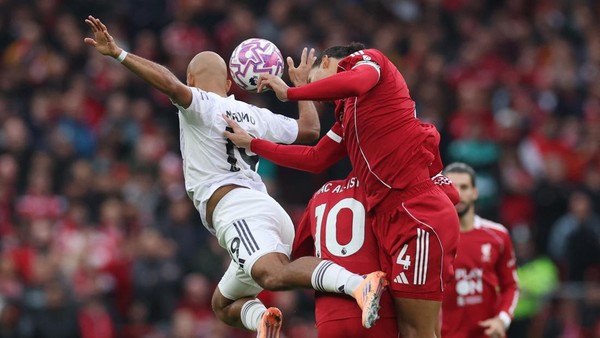 Momen Van Dijk Seruduk Lawan, Bikin Terkapar Kawan