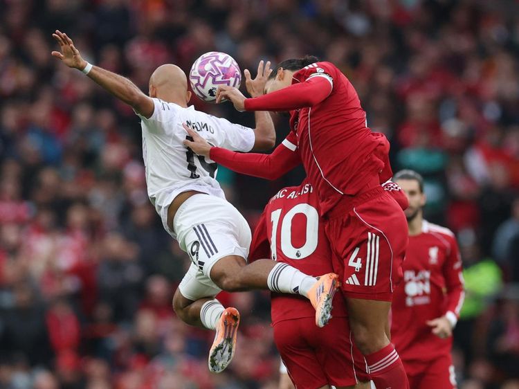 Momen Van Dijk Seruduk Lawan, Bikin Terkapar Kawan