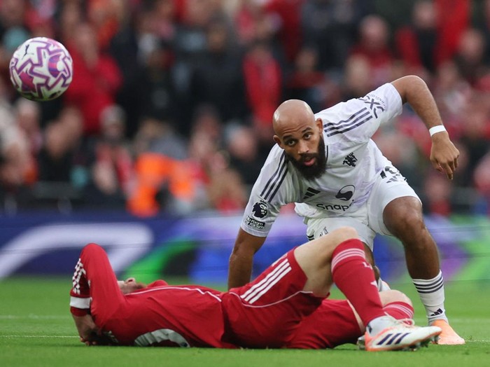 Soccer Football - Premier League - Liverpool v Manchester United - Anfield, Liverpool, Britain - October 19, 2025 Liverpool's Alexis Mac Allister reacts after sustaining an injury before Manchester United's Bryan Mbeumo runs on to scores their first goal REUTERS/Phil Noble EDITORIAL USE ONLY. NO USE WITH UNAUTHORIZED AUDIO, VIDEO, DATA, FIXTURE LISTS, CLUB/LEAGUE LOGOS OR 'LIVE' SERVICES. ONLINE IN-MATCH USE LIMITED TO 120 IMAGES, NO VIDEO EMULATION. NO USE IN BETTING, GAMES OR SINGLE CLUB/LEAGUE/PLAYER PUBLICATIONS. PLEASE CONTACT YOUR ACCOUNT REPRESENTATIVE FOR FURTHER DETAILS..