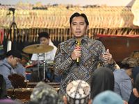 Sebab pembekuan ikan yang dilakukan dalam waktu cepat berguna mencegah pertumbuhan bakteri.Proses memasukan ke pabrik, distribusi, sampai tiba di toko (store), harus ada standar sendiri (dalam sushi grade), jelas Hayashi.Meski dikenal sebagai penentu standar ikan berkualitas, sushi grade merupakan istilah tidak resmi, seperti dikutip Serious Eats.Sushi grade umum digunakan oleh penjual atau distributor untuk mempermudah penjualan ikan yang dinilai aman untuk dimakan mentah.Baca juga: Jangan Sembarangan! Ini Jenis Ikan yang Paling Aman Dikonsumsi MentahSeperti yang diterapkan oleh pemilik toko di Brooklyn, Amerika Serikat, Yuji Haraguchi, yang menjual ikan khusus untuk sashimi ke sejumlah restoran makanan Jepang di Amerika Serikat.Haraguchi ingin memperluas penjualannya ke restoran lain yang juga menyajikan ikan mentah.Selain tuna, ia ingin mengenalkan jenis ikan lain yang aman dimakan mentah. Isitlah sushi grade fish pun mulai digunakan untuk menggambarkan bahwa ikan yang ia jual aman dikonsumsi mentah.Baca juga: Cara Alami Orang Korea Jaga Kesehatan, Makan Gingseng Putih Mentah Setiap Hari