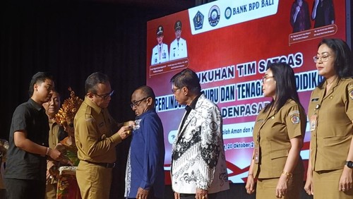 Wali Kota Denpasar, I Gusti Ngurah Jaya Negara, mengukuhkan Satgas Perlindungan GTK Denpasar 2025 di gedung Dharma Negara Alaya Denpasar, Bali, Senin (20/10/2025). (Ni Made Lastri Karsiani Putri/detikBali)
