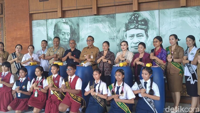 Wali Kota Denpasar IGN Jaya Negara saat berfoto bersama Duta Lingkungan Pengelolaan Sampah Berbasis Sumber (PSBS) gedung Dharma Negara Alaya Denpasar, Bali pada Senin (20/10/2025). (Ni Made Lastri Karsiani Putri-detikBali)
