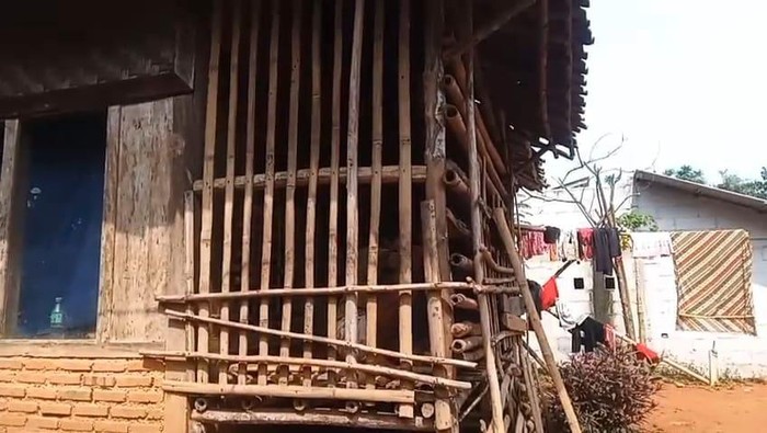 Wanita mengalami gangguan kejiwaan di Tenjo, Kabupaten Bogor terpaksa dipasung. Pihak keluarga punya keterbatasan biaya berobat. (dok Istimewa)