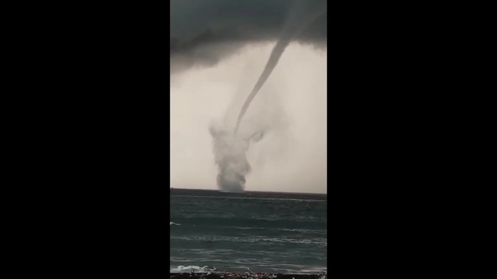 Fenomena waterspout di Pantai Wotgalih Lumajang, Warga Diimbau Waspada