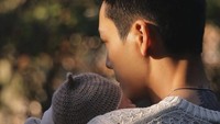 Pemeran Shen Haoming dalam Loves Ambition itu juga mengunggah foto sedang menggendong bayi. Namun, baik William Chan dan He Sui tidak memberikan secara detil kapan anak pertama mereka lahir. Foto: Weibo William Chan