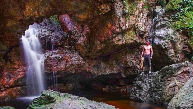 Air Terjun Manjang Merah dari seberang atas bukit.