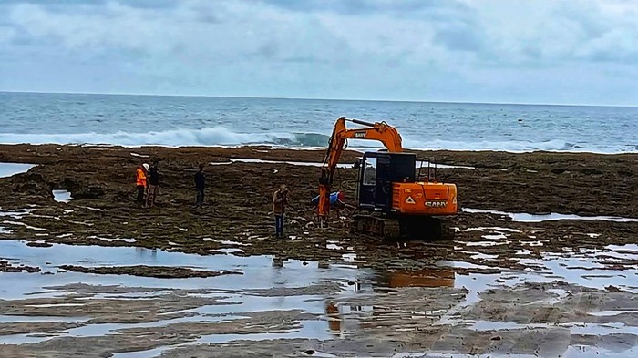 Aktivitas alat berat di karang pesisir Minajaya