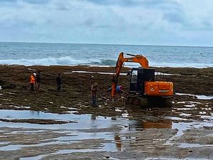 Duh! Viral Terumbu Karang di Pantai Sukabumi Dihantam Alat Berat, Warga Geram