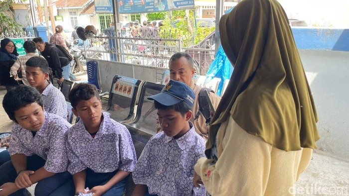 Annisa saat memastikan kondisi anaknya. Foto: Khairun Nisa/detikKalimantan