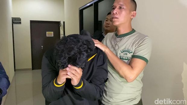 Ardiayana Akmal, terduga pelaku pembunuhan Jesika di Purwakarta ditangkap polisi. Ardiayana Akmal, terduga pelaku pembunuhan Jesika di Purwakarta ditangkap polisi.