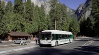 Para wisatawan menaiki bus gratis di Taman Nasional Yosemite saat penutupan pemerintahan AS memasuki hari ke-18 di Lembah Yosemite, California, AS. Salah satu taman nasional paling indah dan paling banyak dikunjungi di California tetap beroperasi seperti biasa meskipun terjadi kekurangan staf dan gangguan imbas pemerintahan shutdown. REUTERS/Joseph Campbell