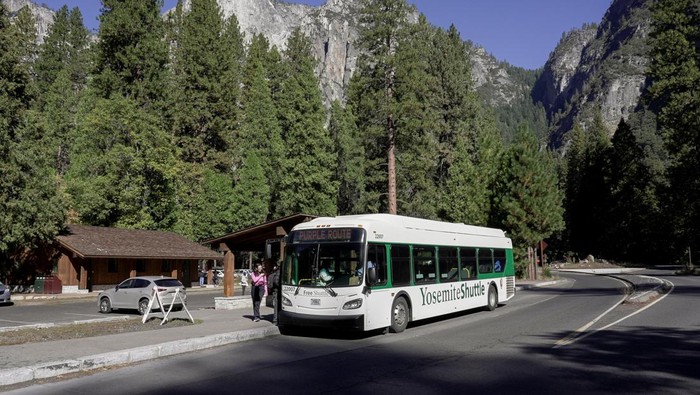 AS Shutdown Nggak Ngaruh, Yosemite Tetap Ramai Wisatawan Tourists board a free bus in Yosemite National Park as the U.S. government shutdown enters its 18th day in Yosemite Valley, California, U.S., October 18, 2025. REUTERS/Joseph Campbell