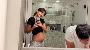 “Mau aku hamil terus katanya,” tulis Aurelie sambil menggoda sang suami. Foto: Instagram Aurelie Moeremans