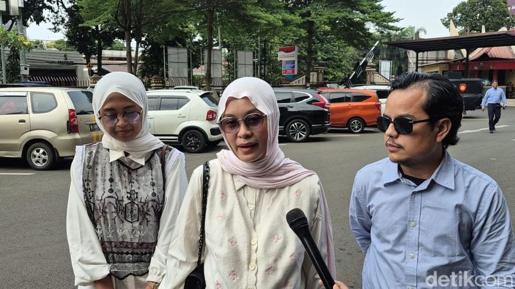 Video: Orang Tua Ayu Jalani Pemeriksaan soal Laporan Anaknya ke Ashanty Video: Orang Tua Ayu Jalani Pemeriksaan soal Laporan Anaknya ke Ashanty