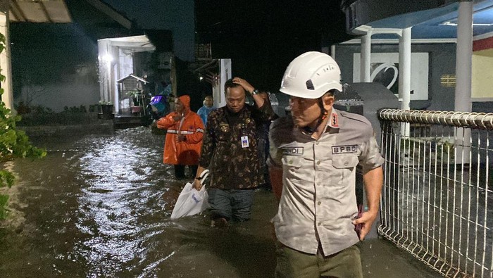 Banjir Banyumas Kondisi banjir yang melanda wilayah permukiman di Desa Karangrau, Kecamatan Sokaraja, Kabupaten Banyumas, Selasa (21/10/2025).