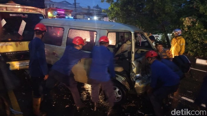 Basarnas dan Damkar Kabupateh Magelang bersama personel polisi saat mengevakuasi mobil yang mengalami kecelakaan di Blondo, Kabupaten Magelang, Selasa (21/10/2025). Basarnas dan Damkar Kabupateh Magelang bersama personel polisi saat mengevakuasi mobil yang mengalami kecelakaan di Blondo, Kabupaten Magelang, Selasa (21/10/2025).