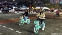 Di malam hari pun, warga masih terlihat bersepeda santai. Lampu sepeda menyala beriringan, menciptakan suasana hangat di tengah kota. (Foto: Khadijah Nur Azizah/detikHealth)
