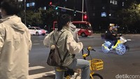 Banyak pekerja muda memilih sepeda sebagai transportasi utama. Selain lebih cepat di jam sibuk, bersepeda juga jadi cara menjaga kebugaran di tengah rutinitas kota (Khadijah Nur Azizah/detikHealth)