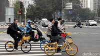 Warga tampak bersepeda menuju kantor di kawasan Wangjing, Beijing. (Khadijah Nur Azizah/detikcom)