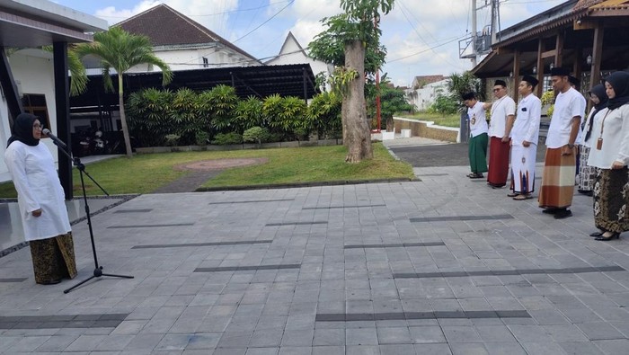 Bupati Banyuwangi Wajibkan ASN Kenakan Busana Santri Selama 5 Hari