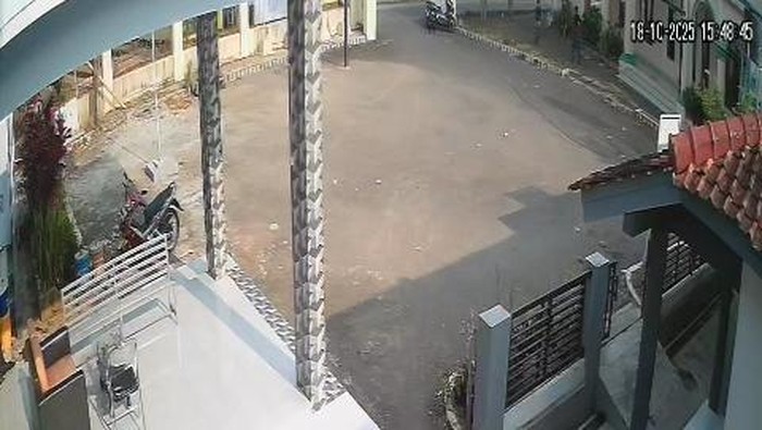 CCTV detik-detik tewasnya bocah laki-laki berusia 11 tahun di toilet masjid Desa Sadasari, Majalengka.