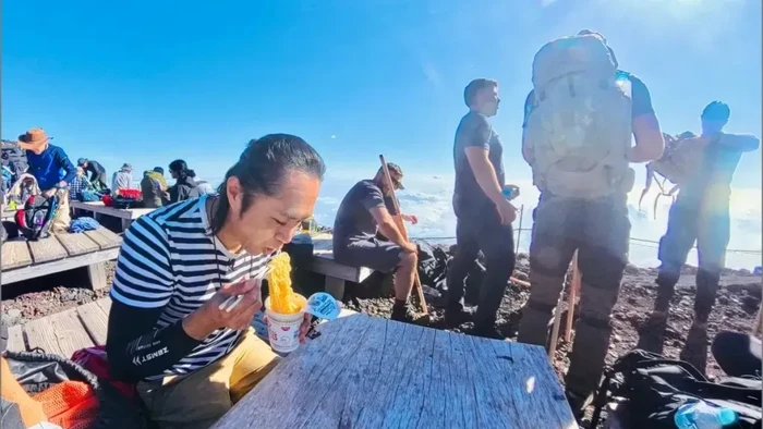 Cup Noodle di Gunung Fuji Jepang