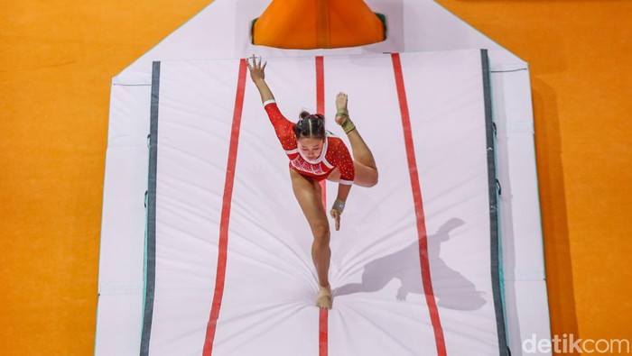 Pesenam putri Indonesia tampil pada babak kualifikasi nomor senam lantai Kejuaraan Dunia Gimnastik 2025 di Indonesia Arena, Jakarta, Selasa (21/10/2025). Ajang bergengsi ini menjadi momentum penting bagi atlet muda Tanah Air yang bersaing dengan pese
