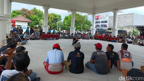 Asosiasi Kecimol NTB saat berdemo ke gedung DPRD Lombok Tengah, Selasa (21/10/2025).