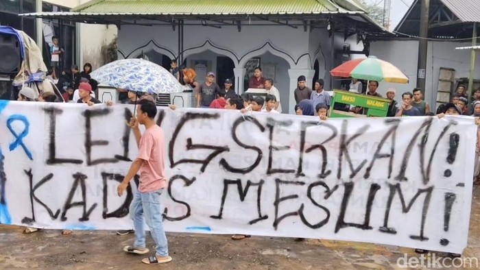 Warga Tuntut Kades di Batang Dicopot Usai Diduga Selingkuh dengan Istri Orang