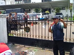 Massa Demo soal Sengketa Lahan di BPN Bogor, Gedung Dilempari Telur