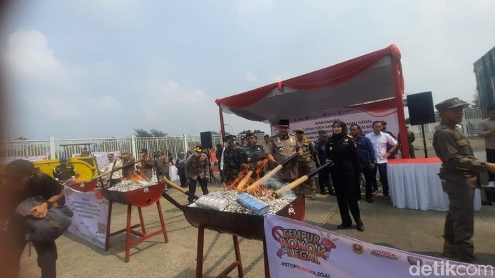 Direktorat Jenderal Bea dan Cukai (DJBC) Jawa Barat memusnahkan lebih dari 1,8 juta batang rokok ilegal dan sejumlah minuman beralkohol tanpa izin dalam kegiatan yang digelar di Kabupaten Bogor, Selasa (21/10/2025)