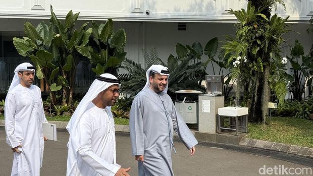 Duta Besar Uni Emirat Arab (UEA) untuk Indonesia, Abdulla Salem Al Dhaheri, bersama pengusaha asal UEA menyambangi Istana Negara, Jakarta. (Eva S/detikcom)