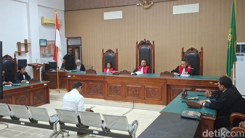 Eks Kapolres Ngada Fajar Widyadharma Lukman Sumaatmaja tengah sibuk menulis di bukunya saat  menjalani sidang putusan di  PN Kelas IA Kupang, NTT, Selasa (21/10/2025).