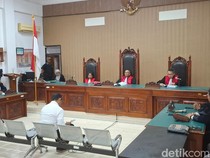 Hakim Bacakan Amar Putusan, Eks Kapolres Ngada Fokus Mencatat