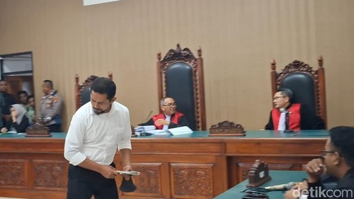 Eks Kapolres Ngada Fajar Widyadharma seusai sidang putusan di  PN Kelas IA Kupang, NTT, Selasa (21/10/2025). (Yufengki Bria/detikBali).