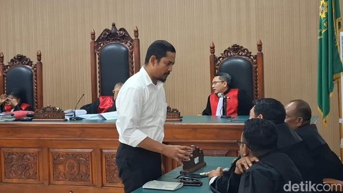 Eks Kapolres Ngada Fajar Widyadharma Lukman Sumaatmaja saat menjalani sidang putusan di PN Kelas IA Kupang, NTT, Selasa (21/10/2025). (Foto: Yufengki Bria/detikBali)