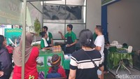Istri Epy Kusnandar, Karina Ranau, sibuk melayani pembeli. Kalau untuk ngomong saya belum siap, kalau mau ambil suasananya saja, katanya di Pancoran, Jakarta Selatan, pada Selasa (21/10/2025). (Foto: febryantino nur pratama)