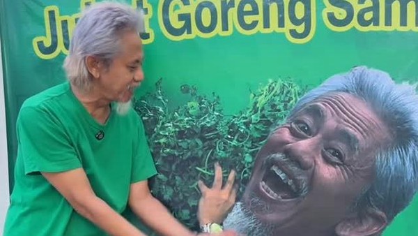 Karina Ranau Sibuk Layani Pembeli, Begini Suasana Warung Makan Epy Kusnandar