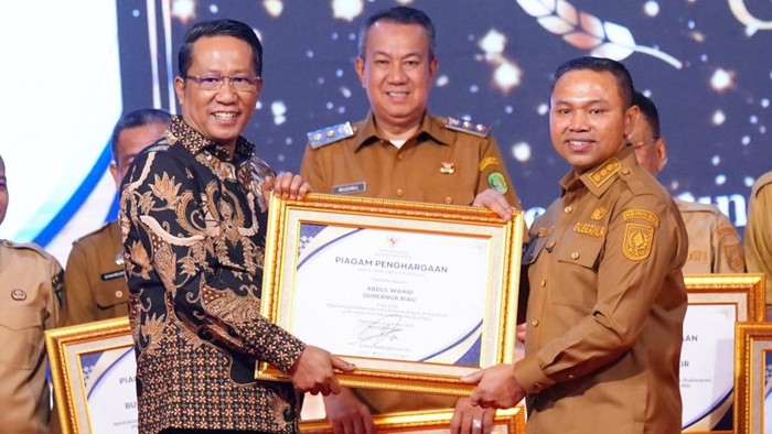 Foto: Menhum saat memberikan penghargaan kepada Gubernur Riau (Dok Diskominfotik Riau)