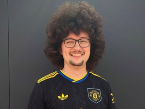 Frank Ilett Menuju Potong Rambut, Carrick Senyum-Senyum