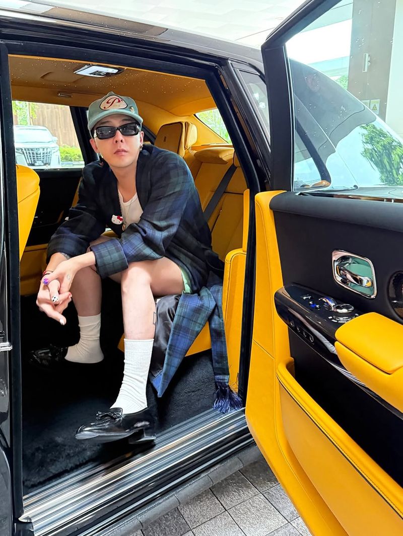 G-Dragon G-Dragon membuat jepitan Hello Kitty yang dipakainya viral.