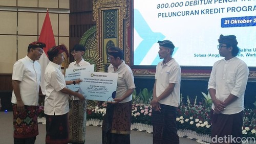 Gubernur Bali Wayan Koster dalam kegiatan akad massal KUR 800 ribu debitur penciptaan lapangan kerja dan peluncuran kredit program perumahan di kantor Gubernur Bali pada Selasa (21/10/2025). (Ni Made Lastri Karsiani Putri-detikBali)